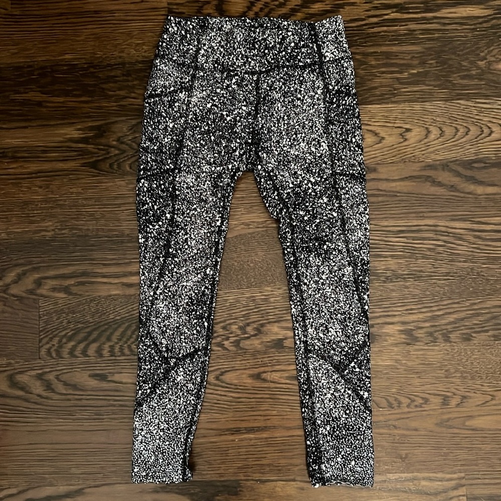 Brand new Lulu Lemon splatter print leggings with scalloped edge bottom